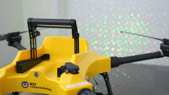 ドローンがレーザー照射をしている写真
