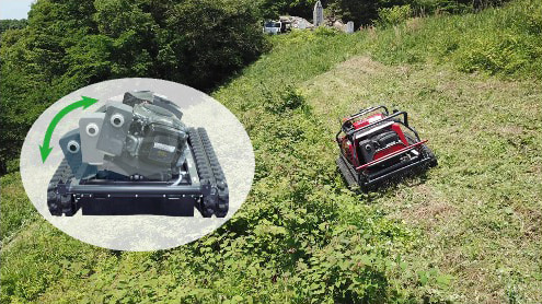 傾斜地で走行している草刈機の写真