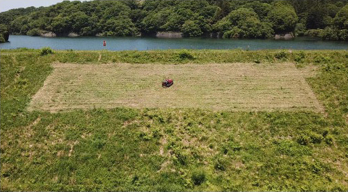 自動走行により指定エリアを作業している草刈機の写真