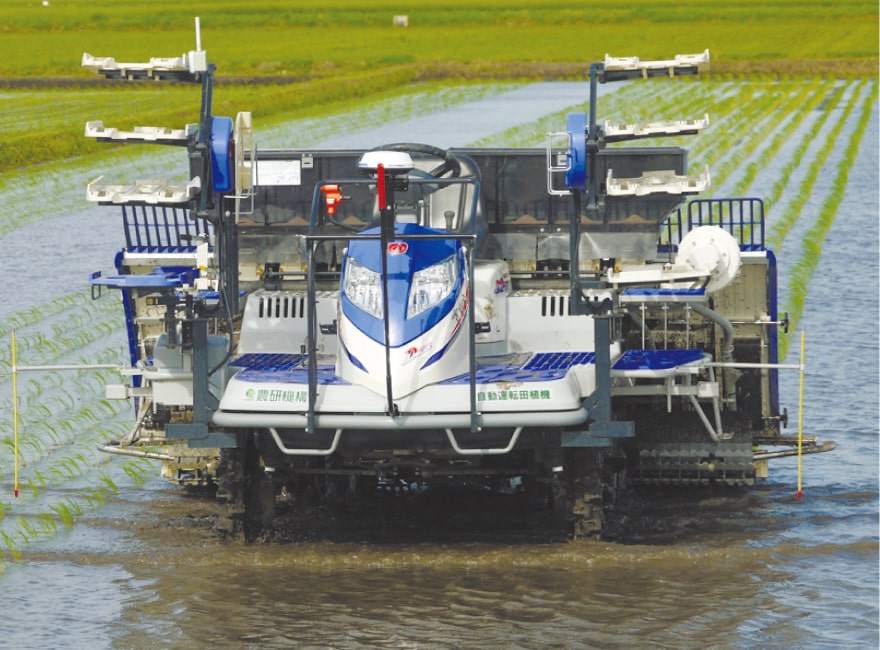 写真：水田を進む田植え機