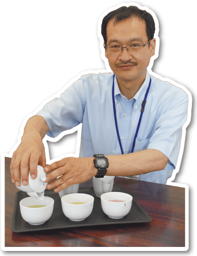 写真：お茶を注ぐ吉田克志さん